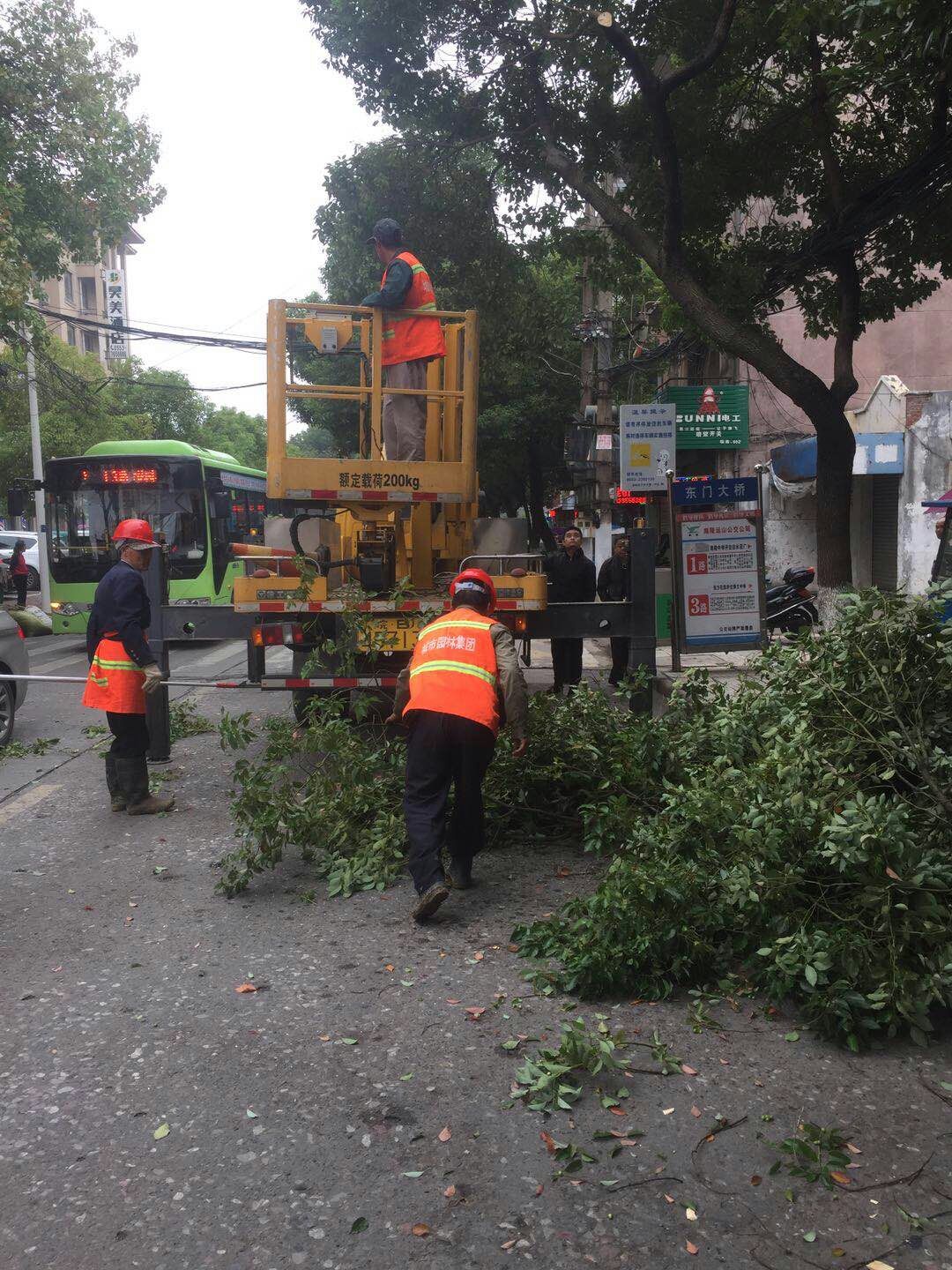 近日，我公司根據(jù)南陵縣市政園林所通知，組織安排人員車輛協(xié)助市政園林所路燈科修剪陵陽(yáng)路兩側(cè)遮擋路燈照明的樹(shù)枝。此項(xiàng)工作持續(xù)了三天，消除了因路燈光照不足帶來(lái)的夜間通行安全隱患問(wèn)題，受到沿線居民一致好評(píng)。