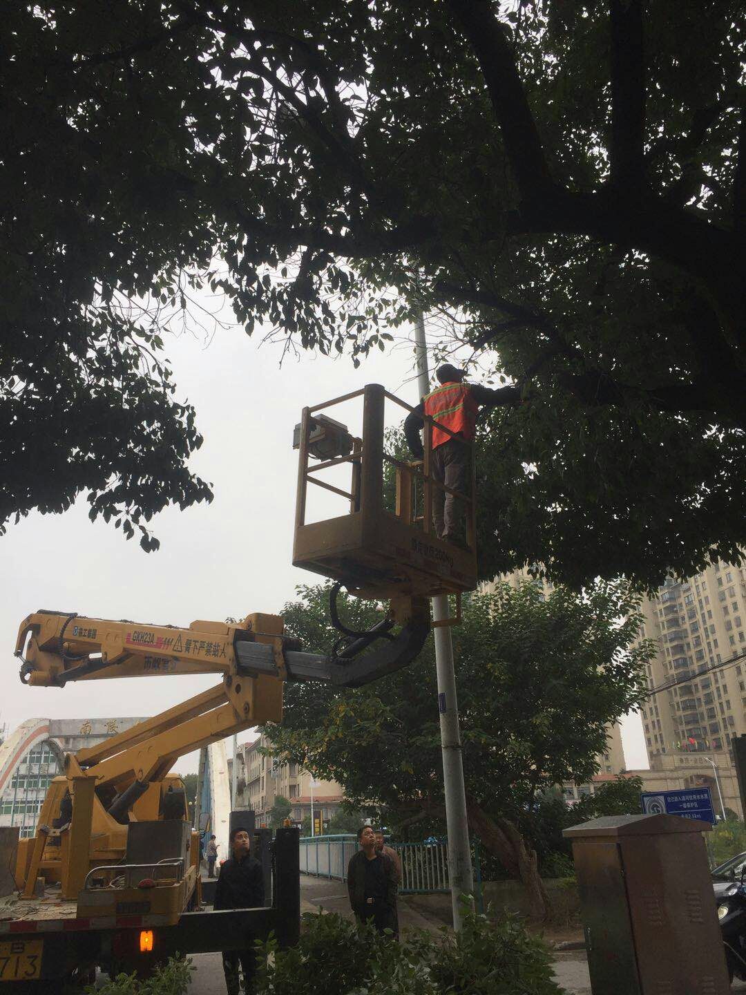 近日，我公司根據(jù)南陵縣市政園林所通知，組織安排人員車輛協(xié)助市政園林所路燈科修剪陵陽(yáng)路兩側(cè)遮擋路燈照明的樹(shù)枝。此項(xiàng)工作持續(xù)了三天，消除了因路燈光照不足帶來(lái)的夜間通行安全隱患問(wèn)題，受到沿線居民一致好評(píng)。
